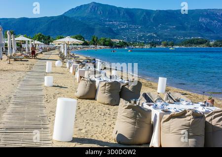 Abendessen am Strand in Dassia, Korfu, Ionisches Meer, Griechenland Stockfoto
