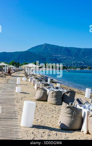 Abendessen am Strand in Dassia, Korfu, Ionisches Meer, Griechenland Stockfoto