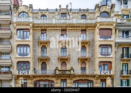 Kunstvolle Belle Epoque-Architektur, Beige Steinfassade Mit Dekorativen Balkonen, Kunstvollen Zierleisten, Symmetrischem Design, Historischem Stil Stockfoto
