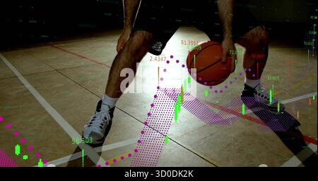 Basketballspieler in Shorts, Dribbeln und Hocken im Fitnessstudio, mit Feldlinien und Chart-Overlays Stockfoto