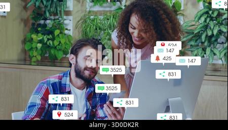 Mitarbeiter, die in einem modernen Büro Smartphones und Monitore überprüfen, mit Benachrichtigungssymbolen Stockfoto
