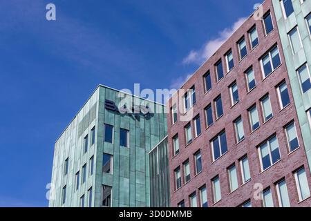 Modernes Bürogebäude für British American Tobacco in Amstelveen, Niederlande, mit Kupfer- und Ziegelfassade unter klarem blauen Himmel, Corporate Exterieur. Ams Stockfoto