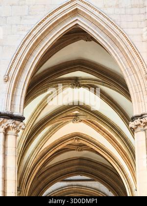Spitz gewölbtes Tor zum mit Steinen gerippten Nordchor in der christlichen Kathedrale in Lincoln, England. Stockfoto