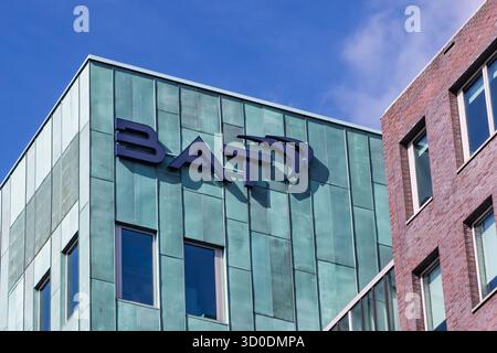 Nahaufnahme des British American Tobacco BAT-Logos auf der modernen grünen Kupferfassade in Amstelveen, Niederlande, als Symbol der globalen Unternehmensidentität. Stockfoto