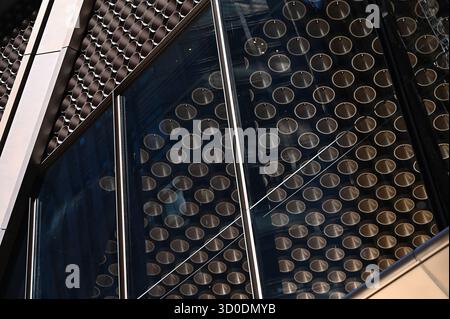 New York, USA. Oktober 2025. Blick auf die Fassade des neuen JPMorgan Chase Headquarters, New York, NY, 22. Oktober 2025. Das 60-stöckige Gebäude kostete berichtete 3 Milliarden US-Dollar, da 10.000 der 24.000 in New York ansässigen Mitarbeiter untergebracht werden sollen. (Foto: Anthony Behar/SIPA USA) Credit: SIPA USA/Alamy Live News Stockfoto