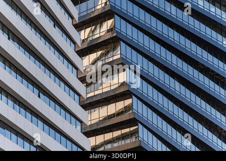 Moderne Architekturdetails mit Glas, Metall und Beton Stockfoto