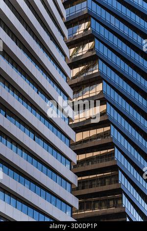 Moderne Architekturdetails mit Glas, Metall und Beton Stockfoto