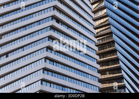 Moderne Architekturdetails mit Glas, Metall und Beton Stockfoto