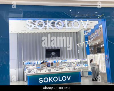 21. September 2025, Astana, Republik Kasachstan: Juweliergeschäft mit heller Beleuchtung. Stockfoto