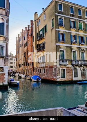 Wohngebäude in Venedig, Italien. Über die Durchquerung eines Kanals Stockfoto