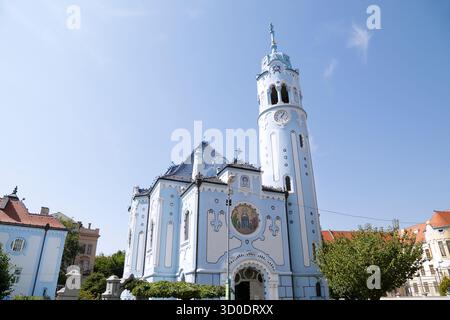 Bratislava, Slowakei - 3. September 2024: Kirche St. Elisabeth, allgemein bekannt als Blaue Kirche Stockfoto
