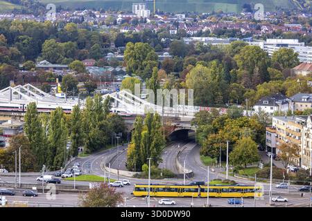 Brücken über den Neckar in Bad Cannstatt mit Rosensteinpark. Das EIS läuft noch auf der alten Rosenstreinbrücke. Wenn der neue Hauptzug zustande kommt Stockfoto