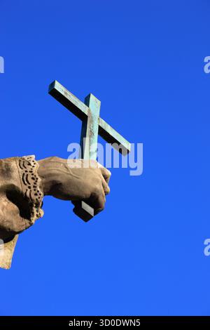 Detail einer Hand mit Kreuz, die Brücke St. Johannes von Nepomuk an der Alten Mainbrücke, Würzburg, Niederfranken, Bayern, Deutschland Stockfoto
