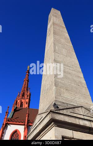Obelisk, Marktbrunnen in Obeliskform, Marienkapelle am Würzburger Marktplatz, Würzburg, Niederfranken, Bayern, Deutschland Stockfoto