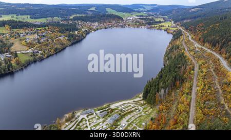 Titisee im Schwarzwald um den Herbst. Die Landschaft rund um den See ist in hellen Herbstfarben gehalten. Drohnenfoto. Titisee-Neustadt, Baden-Württemberg Stockfoto
