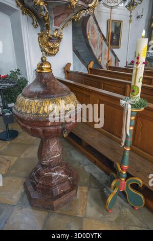 Taufbecken und Osterkerze Alpha Omega, römisch-katholische Pfarrkirche und Wallfahrtskirche Maria-Thann, Allgäuer, Schwaben, Bayern, Deutschland Stockfoto