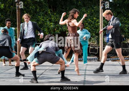 Ballett Cymru und Krystal S. Lowe DAUGHTERS OF THE SEA: Eine moderne Tanz-Storytelling-Performance auf der Rückseite von Beyond Stage. Das Green Man Festival 2025. Foto: Rob Watkins/Alamy Live News. INFO: Daughters of the Sea ist ein Wandteppich aus mehrsprachigem gesprochenem Wort, dynamischem Tanz und Kizzy Crawfords Fusion von Soul, Funk und Volksmusik. Kommen Sie mit uns, während wir die Geschichte von drei Frauen aus verschiedenen Ländern erzählen – einer Kriegerin, einer Heilerin und einer Anführerin –, die auf neue Abenteuer aufbrechen, bis ein überraschender Feind sie dazu anspornt, zusammenzustehen und für den Schutz der Wahlfreiheit zu kämpfen. Stockfoto