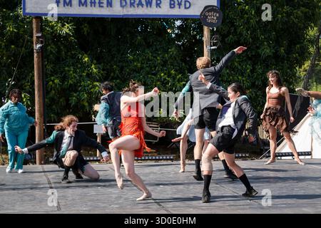 Ballett Cymru und Krystal S. Lowe DAUGHTERS OF THE SEA: Eine moderne Tanz-Storytelling-Performance auf der Rückseite von Beyond Stage. Das Green Man Festival 2025. Foto: Rob Watkins/Alamy Live News. INFO: Daughters of the Sea ist ein Wandteppich aus mehrsprachigem gesprochenem Wort, dynamischem Tanz und Kizzy Crawfords Fusion von Soul, Funk und Volksmusik. Kommen Sie mit uns, während wir die Geschichte von drei Frauen aus verschiedenen Ländern erzählen – einer Kriegerin, einer Heilerin und einer Anführerin –, die auf neue Abenteuer aufbrechen, bis ein überraschender Feind sie dazu anspornt, zusammenzustehen und für den Schutz der Wahlfreiheit zu kämpfen. Stockfoto