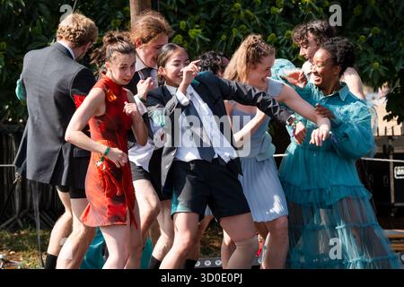Ballett Cymru und Krystal S. Lowe DAUGHTERS OF THE SEA: Eine moderne Tanz-Storytelling-Performance auf der Rückseite von Beyond Stage. Das Green Man Festival 2025. Foto: Rob Watkins/Alamy Live News. INFO: Daughters of the Sea ist ein Wandteppich aus mehrsprachigem gesprochenem Wort, dynamischem Tanz und Kizzy Crawfords Fusion von Soul, Funk und Volksmusik. Kommen Sie mit uns, während wir die Geschichte von drei Frauen aus verschiedenen Ländern erzählen – einer Kriegerin, einer Heilerin und einer Anführerin –, die auf neue Abenteuer aufbrechen, bis ein überraschender Feind sie dazu anspornt, zusammenzustehen und für den Schutz der Wahlfreiheit zu kämpfen. Stockfoto