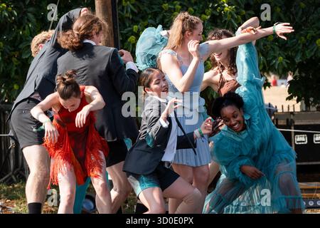 Ballett Cymru und Krystal S. Lowe DAUGHTERS OF THE SEA: Eine moderne Tanz-Storytelling-Performance auf der Rückseite von Beyond Stage. Das Green Man Festival 2025. Foto: Rob Watkins/Alamy Live News. INFO: Daughters of the Sea ist ein Wandteppich aus mehrsprachigem gesprochenem Wort, dynamischem Tanz und Kizzy Crawfords Fusion von Soul, Funk und Volksmusik. Kommen Sie mit uns, während wir die Geschichte von drei Frauen aus verschiedenen Ländern erzählen – einer Kriegerin, einer Heilerin und einer Anführerin –, die auf neue Abenteuer aufbrechen, bis ein überraschender Feind sie dazu anspornt, zusammenzustehen und für den Schutz der Wahlfreiheit zu kämpfen. Stockfoto