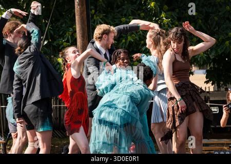 Ballett Cymru und Krystal S. Lowe DAUGHTERS OF THE SEA: Eine moderne Tanz-Storytelling-Performance auf der Rückseite von Beyond Stage. Das Green Man Festival 2025. Foto: Rob Watkins/Alamy Live News. INFO: Daughters of the Sea ist ein Wandteppich aus mehrsprachigem gesprochenem Wort, dynamischem Tanz und Kizzy Crawfords Fusion von Soul, Funk und Volksmusik. Kommen Sie mit uns, während wir die Geschichte von drei Frauen aus verschiedenen Ländern erzählen – einer Kriegerin, einer Heilerin und einer Anführerin –, die auf neue Abenteuer aufbrechen, bis ein überraschender Feind sie dazu anspornt, zusammenzustehen und für den Schutz der Wahlfreiheit zu kämpfen. Stockfoto