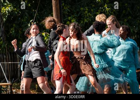 Ballett Cymru und Krystal S. Lowe DAUGHTERS OF THE SEA: Eine moderne Tanz-Storytelling-Performance auf der Rückseite von Beyond Stage. Das Green Man Festival 2025. Foto: Rob Watkins/Alamy Live News. INFO: Daughters of the Sea ist ein Wandteppich aus mehrsprachigem gesprochenem Wort, dynamischem Tanz und Kizzy Crawfords Fusion von Soul, Funk und Volksmusik. Kommen Sie mit uns, während wir die Geschichte von drei Frauen aus verschiedenen Ländern erzählen – einer Kriegerin, einer Heilerin und einer Anführerin –, die auf neue Abenteuer aufbrechen, bis ein überraschender Feind sie dazu anspornt, zusammenzustehen und für den Schutz der Wahlfreiheit zu kämpfen. Stockfoto