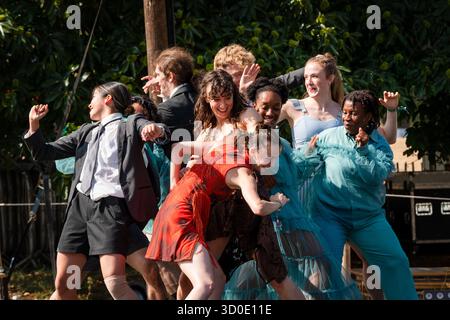 Ballett Cymru und Krystal S. Lowe DAUGHTERS OF THE SEA: Eine moderne Tanz-Storytelling-Performance auf der Rückseite von Beyond Stage. Das Green Man Festival 2025. Foto: Rob Watkins/Alamy Live News. INFO: Daughters of the Sea ist ein Wandteppich aus mehrsprachigem gesprochenem Wort, dynamischem Tanz und Kizzy Crawfords Fusion von Soul, Funk und Volksmusik. Kommen Sie mit uns, während wir die Geschichte von drei Frauen aus verschiedenen Ländern erzählen – einer Kriegerin, einer Heilerin und einer Anführerin –, die auf neue Abenteuer aufbrechen, bis ein überraschender Feind sie dazu anspornt, zusammenzustehen und für den Schutz der Wahlfreiheit zu kämpfen. Stockfoto