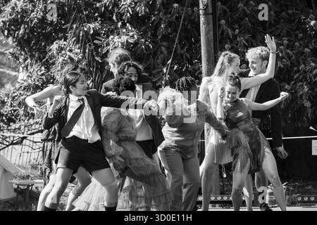 Ballett Cymru und Krystal S. Lowe DAUGHTERS OF THE SEA: Eine moderne Tanz-Storytelling-Performance auf der Rückseite von Beyond Stage. Das Green Man Festival 2025. Foto: Rob Watkins/Alamy Live News. INFO: Daughters of the Sea ist ein Wandteppich aus mehrsprachigem gesprochenem Wort, dynamischem Tanz und Kizzy Crawfords Fusion von Soul, Funk und Volksmusik. Kommen Sie mit uns, während wir die Geschichte von drei Frauen aus verschiedenen Ländern erzählen – einer Kriegerin, einer Heilerin und einer Anführerin –, die auf neue Abenteuer aufbrechen, bis ein überraschender Feind sie dazu anspornt, zusammenzustehen und für den Schutz der Wahlfreiheit zu kämpfen. Stockfoto