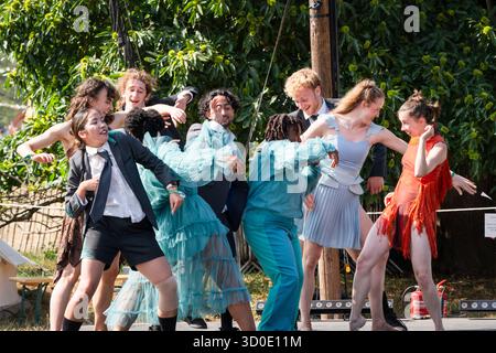 Ballett Cymru und Krystal S. Lowe DAUGHTERS OF THE SEA: Eine moderne Tanz-Storytelling-Performance auf der Rückseite von Beyond Stage. Das Green Man Festival 2025. Foto: Rob Watkins/Alamy Live News. INFO: Daughters of the Sea ist ein Wandteppich aus mehrsprachigem gesprochenem Wort, dynamischem Tanz und Kizzy Crawfords Fusion von Soul, Funk und Volksmusik. Kommen Sie mit uns, während wir die Geschichte von drei Frauen aus verschiedenen Ländern erzählen – einer Kriegerin, einer Heilerin und einer Anführerin –, die auf neue Abenteuer aufbrechen, bis ein überraschender Feind sie dazu anspornt, zusammenzustehen und für den Schutz der Wahlfreiheit zu kämpfen. Stockfoto
