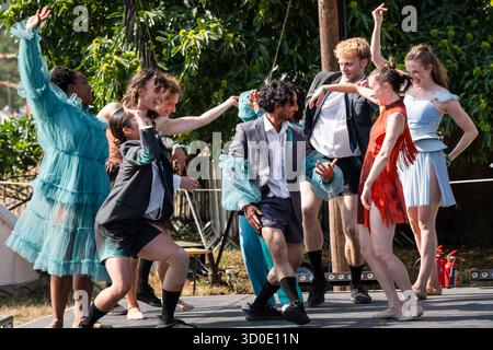 Ballett Cymru und Krystal S. Lowe DAUGHTERS OF THE SEA: Eine moderne Tanz-Storytelling-Performance auf der Rückseite von Beyond Stage. Das Green Man Festival 2025. Foto: Rob Watkins/Alamy Live News. INFO: Daughters of the Sea ist ein Wandteppich aus mehrsprachigem gesprochenem Wort, dynamischem Tanz und Kizzy Crawfords Fusion von Soul, Funk und Volksmusik. Kommen Sie mit uns, während wir die Geschichte von drei Frauen aus verschiedenen Ländern erzählen – einer Kriegerin, einer Heilerin und einer Anführerin –, die auf neue Abenteuer aufbrechen, bis ein überraschender Feind sie dazu anspornt, zusammenzustehen und für den Schutz der Wahlfreiheit zu kämpfen. Stockfoto