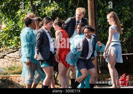 Ballett Cymru und Krystal S. Lowe DAUGHTERS OF THE SEA: Eine moderne Tanz-Storytelling-Performance auf der Rückseite von Beyond Stage. Das Green Man Festival 2025. Foto: Rob Watkins/Alamy Live News. INFO: Daughters of the Sea ist ein Wandteppich aus mehrsprachigem gesprochenem Wort, dynamischem Tanz und Kizzy Crawfords Fusion von Soul, Funk und Volksmusik. Kommen Sie mit uns, während wir die Geschichte von drei Frauen aus verschiedenen Ländern erzählen – einer Kriegerin, einer Heilerin und einer Anführerin –, die auf neue Abenteuer aufbrechen, bis ein überraschender Feind sie dazu anspornt, zusammenzustehen und für den Schutz der Wahlfreiheit zu kämpfen. Stockfoto