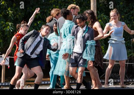 Ballett Cymru und Krystal S. Lowe DAUGHTERS OF THE SEA: Eine moderne Tanz-Storytelling-Performance auf der Rückseite von Beyond Stage. Das Green Man Festival 2025. Foto: Rob Watkins/Alamy Live News. INFO: Daughters of the Sea ist ein Wandteppich aus mehrsprachigem gesprochenem Wort, dynamischem Tanz und Kizzy Crawfords Fusion von Soul, Funk und Volksmusik. Kommen Sie mit uns, während wir die Geschichte von drei Frauen aus verschiedenen Ländern erzählen – einer Kriegerin, einer Heilerin und einer Anführerin –, die auf neue Abenteuer aufbrechen, bis ein überraschender Feind sie dazu anspornt, zusammenzustehen und für den Schutz der Wahlfreiheit zu kämpfen. Stockfoto