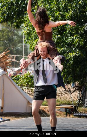 Ballett Cymru und Krystal S. Lowe DAUGHTERS OF THE SEA: Eine moderne Tanz-Storytelling-Performance auf der Rückseite von Beyond Stage. Das Green Man Festival 2025. Foto: Rob Watkins/Alamy Live News. INFO: Daughters of the Sea ist ein Wandteppich aus mehrsprachigem gesprochenem Wort, dynamischem Tanz und Kizzy Crawfords Fusion von Soul, Funk und Volksmusik. Kommen Sie mit uns, während wir die Geschichte von drei Frauen aus verschiedenen Ländern erzählen – einer Kriegerin, einer Heilerin und einer Anführerin –, die auf neue Abenteuer aufbrechen, bis ein überraschender Feind sie dazu anspornt, zusammenzustehen und für den Schutz der Wahlfreiheit zu kämpfen. Stockfoto