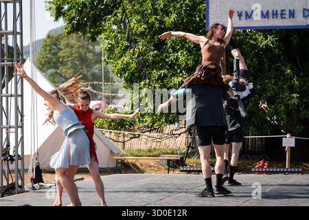 Ballett Cymru und Krystal S. Lowe DAUGHTERS OF THE SEA: Eine moderne Tanz-Storytelling-Performance auf der Rückseite von Beyond Stage. Das Green Man Festival 2025. Foto: Rob Watkins/Alamy Live News. INFO: Daughters of the Sea ist ein Wandteppich aus mehrsprachigem gesprochenem Wort, dynamischem Tanz und Kizzy Crawfords Fusion von Soul, Funk und Volksmusik. Kommen Sie mit uns, während wir die Geschichte von drei Frauen aus verschiedenen Ländern erzählen – einer Kriegerin, einer Heilerin und einer Anführerin –, die auf neue Abenteuer aufbrechen, bis ein überraschender Feind sie dazu anspornt, zusammenzustehen und für den Schutz der Wahlfreiheit zu kämpfen. Stockfoto
