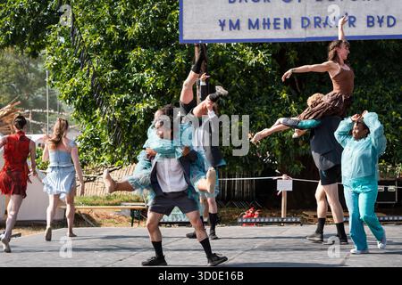 Ballett Cymru und Krystal S. Lowe DAUGHTERS OF THE SEA: Eine moderne Tanz-Storytelling-Performance auf der Rückseite von Beyond Stage. Das Green Man Festival 2025. Foto: Rob Watkins/Alamy Live News. INFO: Daughters of the Sea ist ein Wandteppich aus mehrsprachigem gesprochenem Wort, dynamischem Tanz und Kizzy Crawfords Fusion von Soul, Funk und Volksmusik. Kommen Sie mit uns, während wir die Geschichte von drei Frauen aus verschiedenen Ländern erzählen – einer Kriegerin, einer Heilerin und einer Anführerin –, die auf neue Abenteuer aufbrechen, bis ein überraschender Feind sie dazu anspornt, zusammenzustehen und für den Schutz der Wahlfreiheit zu kämpfen. Stockfoto