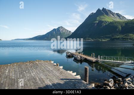 Ein Blick vom Aldersund's Pier in Norwegen an einem wunderschönen Morgen mit den Fischerbooten, die am Pier bereit sind. Stockfoto