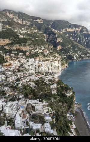 Blick auf Positano, ein kleines Küstenstrand-Enklave-Dorf an der berühmten Amalfiküste. Aufgenommen in Positano, Italien Stockfoto