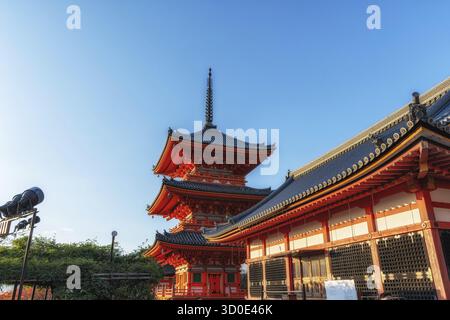 Blick auf die Kiyomizudera Sanjunoto Pagode bei Sonnenuntergang. Aufgenommen in Kyoto, Japan Stockfoto