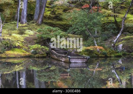 Saihoji Kokedera Tempel Moosgarten und umliegende Herbstlaub Blick. Berühmtes UNESCO-Gebäude in Kyoto, Japan Stockfoto