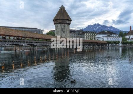 Der Blick auf die Kapellbrücke und den pilatus über die Reuss. Berühmtes Wahrzeichen in Luzern, Schweiz Stockfoto