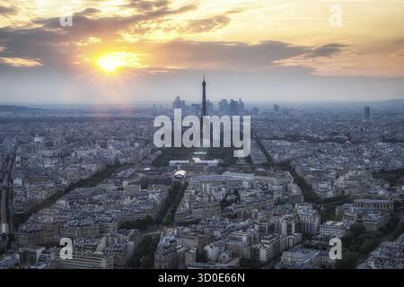 Panoramablick auf den Sonnenuntergang von Paris mit dem Eiffelturm in der Ferne. Berühmte Aussicht von oben auf Montparnasse Stockfoto