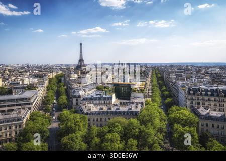 Eiffelturm von der Spitze des Triumphbogens aus gesehen. Berühmtes Wahrzeichen in Paris, Frankreich Stockfoto