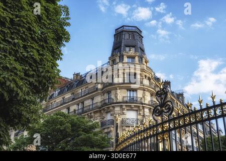 Blick auf das klassische Pariser Apartmentgebäude mit typischen Pariser Balkonen und Dachziegeln Stockfoto