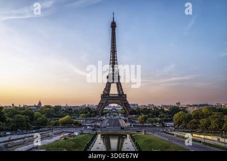 Eiffelturm aus trocadero während des Sonnenaufgangs. Berühmtes Wahrzeichen in Paris, Frankreich Stockfoto