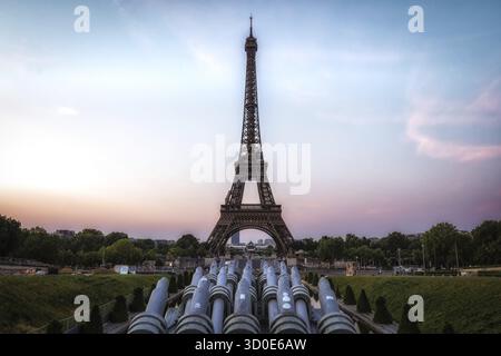 Eiffelturm von Trocadero während des Sonnenaufgangs. Berühmtes Wahrzeichen, berühmter Ort in Paris, Frankreich Stockfoto