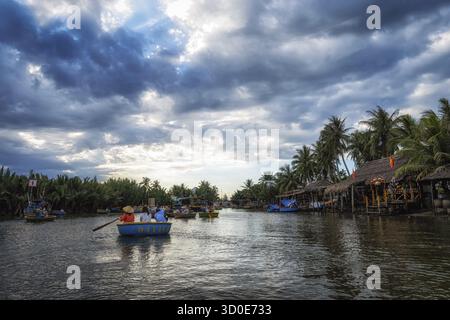 Korbboottour durch den Nipa Palm Forest auf dem Thu Bon River in Hoi an, Vietnam Stockfoto
