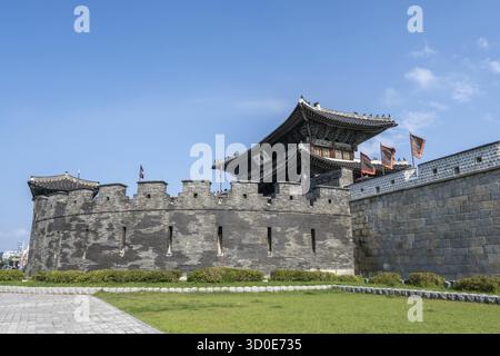 Das Janganmun Gate ist eines der Tore in der Hwaseong-Festung in Suwon, Südkorea. Die chinesische Figur sagt Jangan Gate Stockfoto