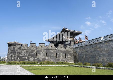 Das Janganmun Gate ist eines der Tore in der Hwaseong-Festung in Suwon, Südkorea. Die chinesische Figur sagt Jangan Gate Stockfoto
