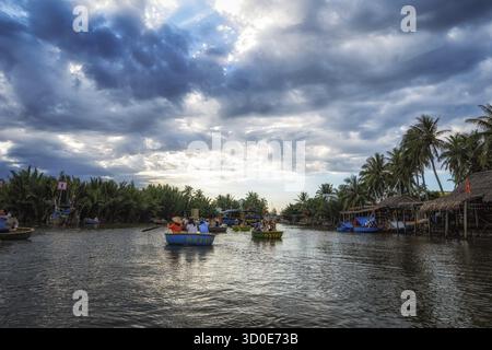 Korbboottour durch den Nipa Palm Forest auf dem Thu Bon River in Hoi an, Vietnam Stockfoto