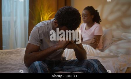 Beziehungsprobleme Familienkrise Afroamerikanisches ethnisches Paar Scheidung Ehe trauriger besorgter Mann Ehemann denkt Lösung erwägt beleidigt Stockfoto